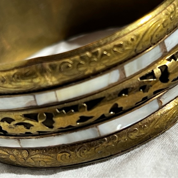 Vintage brass and mother of pearl bangle bracelet - Picture 4 of 5